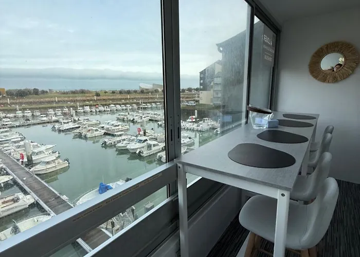 Loovael Vue Sur Port De Plaisance Et Courseulles-sur-Mer